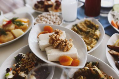 Geleneksel Türk ve Yunan yemek meze masası