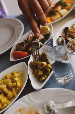 Geleneksel Türk ve Yunan yemek meze masası