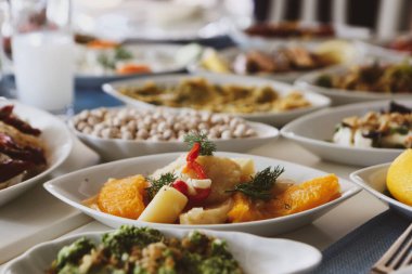 Geleneksel Türk ve Yunan yemek meze masası