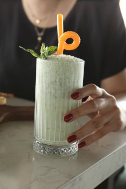 Türk Ayran içmek veya Kefir / ayran yoğurt ile yapılan.