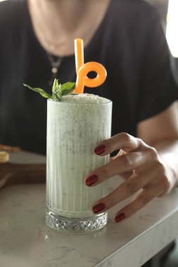 Türk Ayran içmek veya Kefir / ayran yoğurt ile yapılan.