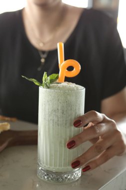 Türk Ayran içmek veya Kefir / ayran yoğurt ile yapılan.