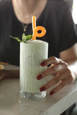 Türk Ayran içmek veya Kefir / ayran yoğurt ile yapılan.