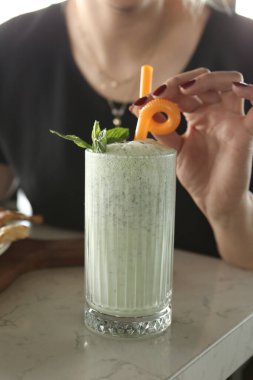 Türk Ayran içmek veya Kefir / ayran yoğurt ile yapılan.