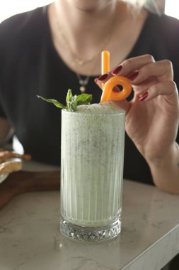 Türk Ayran içmek veya Kefir / ayran yoğurt ile yapılan.