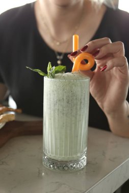 Türk Ayran içmek veya Kefir / ayran yoğurt ile yapılan.