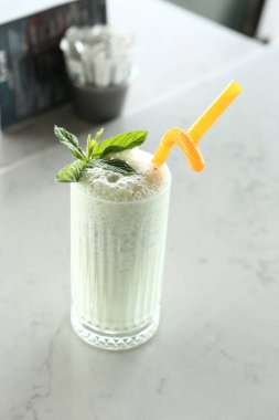 Türk Ayran içmek veya Kefir / ayran yoğurt ile yapılan.