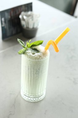 Türk Ayran içmek veya Kefir / ayran yoğurt ile yapılan.