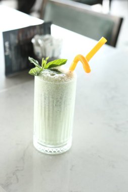 Türk Ayran içmek veya Kefir / ayran yoğurt ile yapılan.