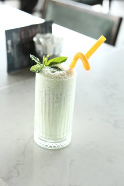 Türk Ayran içmek veya Kefir / ayran yoğurt ile yapılan.