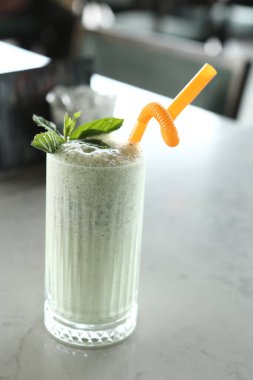 Türk Ayran içmek veya Kefir / ayran yoğurt ile yapılan.