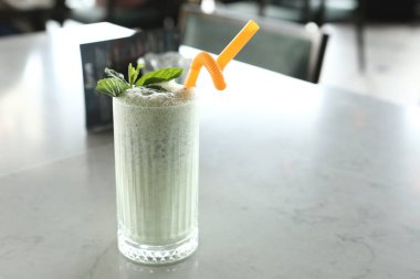 Türk Ayran içmek veya Kefir / ayran yoğurt ile yapılan.