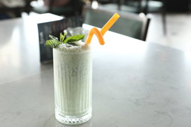 Türk Ayran içmek veya Kefir / ayran yoğurt ile yapılan.