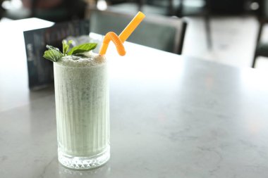 Türk Ayran içmek veya Kefir / ayran yoğurt ile yapılan.