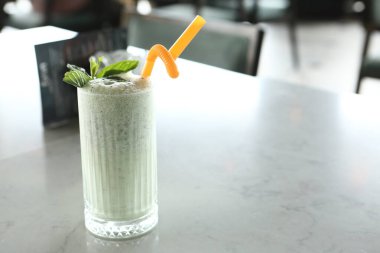 Türk Ayran içmek veya Kefir / ayran yoğurt ile yapılan.