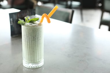 Türk Ayran içmek veya Kefir / ayran yoğurt ile yapılan.