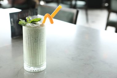 Türk Ayran içmek veya Kefir / ayran yoğurt ile yapılan.