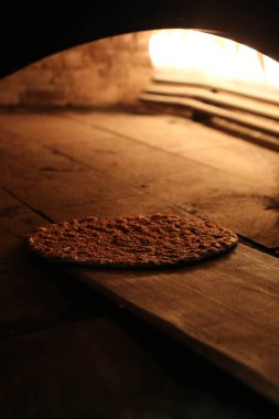 Bir restoranda, pide veya pide ekmeğinde fırında veya sobada pişiyor. Fırın ya da fırın konsepti resmi.