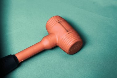 kırmızı ve siyah plastik çekiç