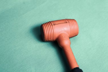 kırmızı ve siyah plastik çekiç