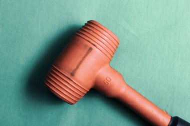 kırmızı ve siyah plastik çekiç