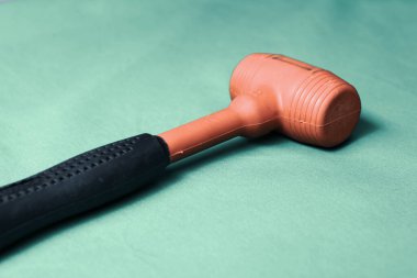 kırmızı ve siyah plastik çekiç