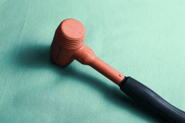 kırmızı ve siyah plastik çekiç