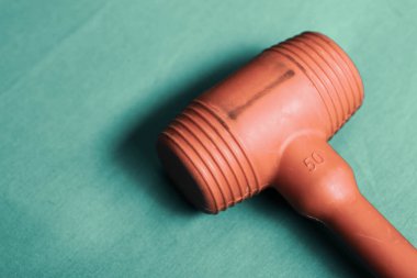 kırmızı ve siyah plastik çekiç