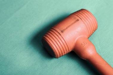 kırmızı ve siyah plastik çekiç