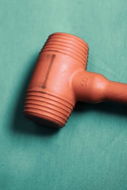 kırmızı ve siyah plastik çekiç