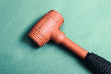 kırmızı ve siyah plastik çekiç