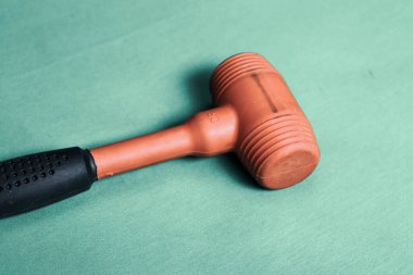 kırmızı ve siyah plastik çekiç