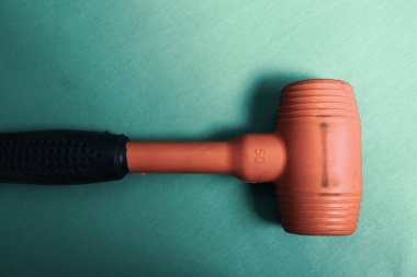 kırmızı ve siyah plastik çekiç