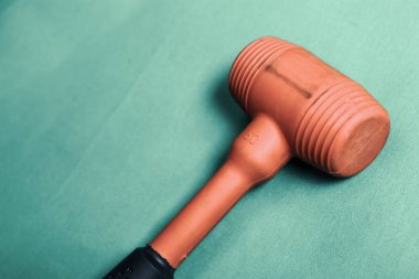 kırmızı ve siyah plastik çekiç