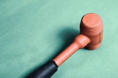 kırmızı ve siyah plastik çekiç