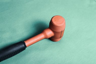 kırmızı ve siyah plastik çekiç