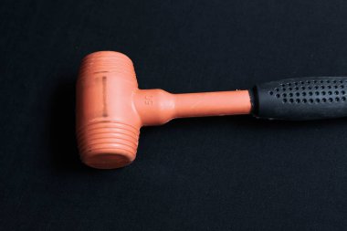 kırmızı ve siyah plastik çekiç