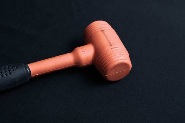 kırmızı ve siyah plastik çekiç