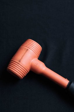 kırmızı ve siyah plastik çekiç