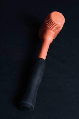kırmızı ve siyah plastik çekiç