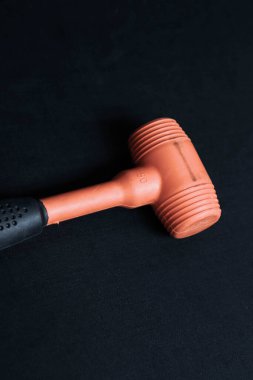 kırmızı ve siyah plastik çekiç