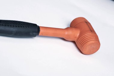 kırmızı ve siyah plastik çekiç