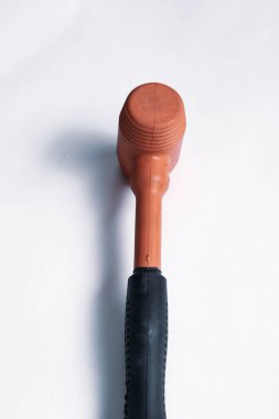 kırmızı ve siyah plastik çekiç