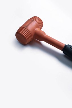 kırmızı ve siyah plastik çekiç