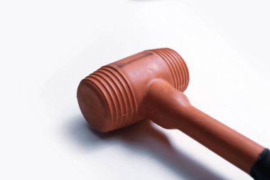 kırmızı ve siyah plastik çekiç