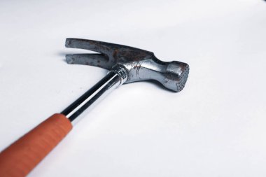 Eski model çekiç, marangozlar için bir zanaat aracı.