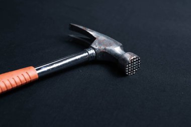 Eski model çekiç, marangozlar için bir zanaat aracı.