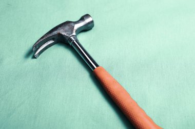 Eski model çekiç, marangozlar için bir zanaat aracı.