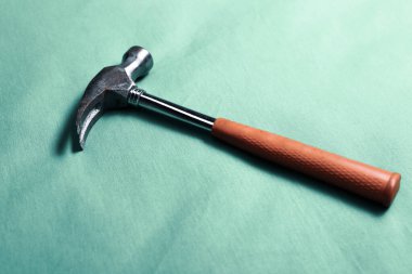 Eski model çekiç, marangozlar için bir zanaat aracı.