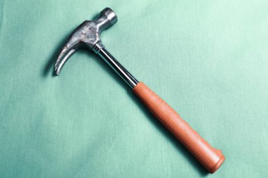 Eski model çekiç, marangozlar için bir zanaat aracı.